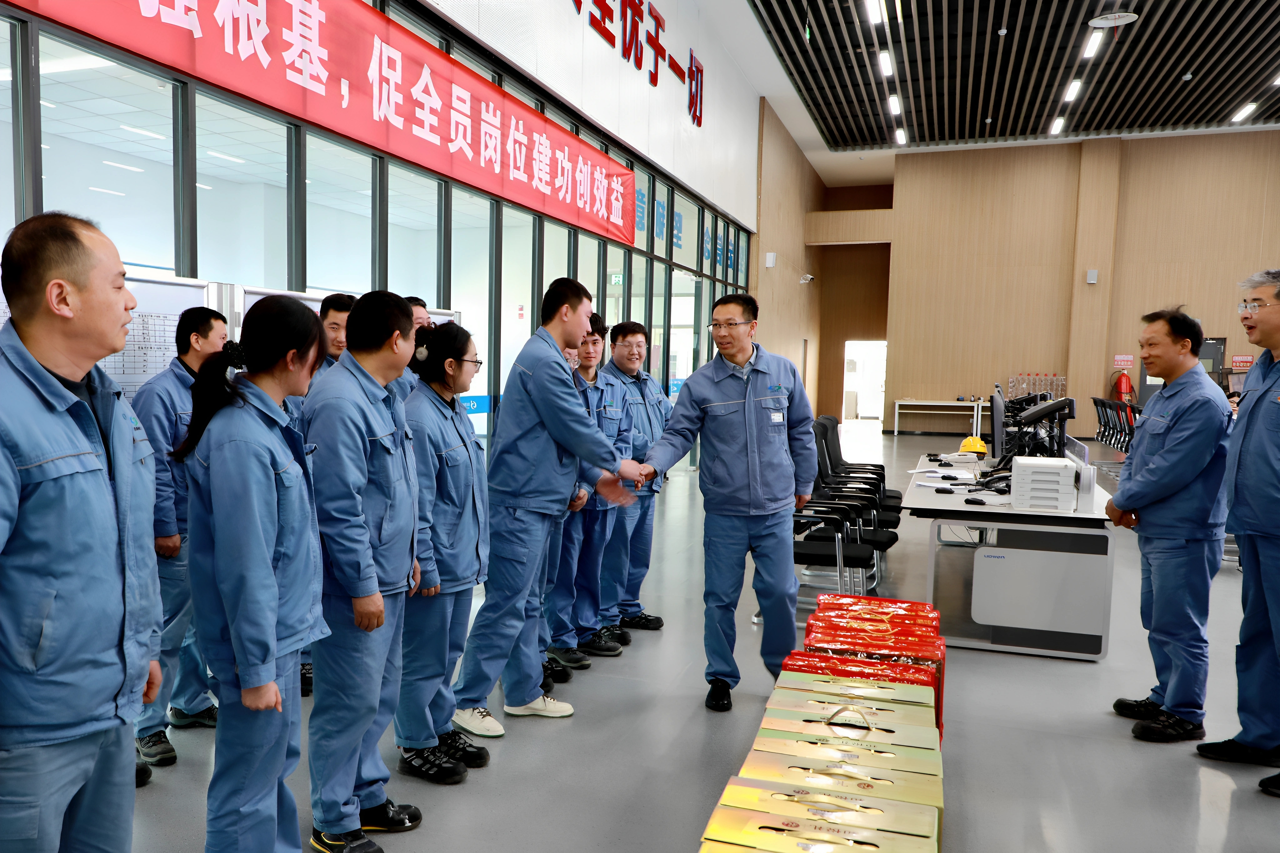 公司黨委書(shū)記、董事長(zhǎng)姜自成看望慰問(wèn)一線崗位干部員工